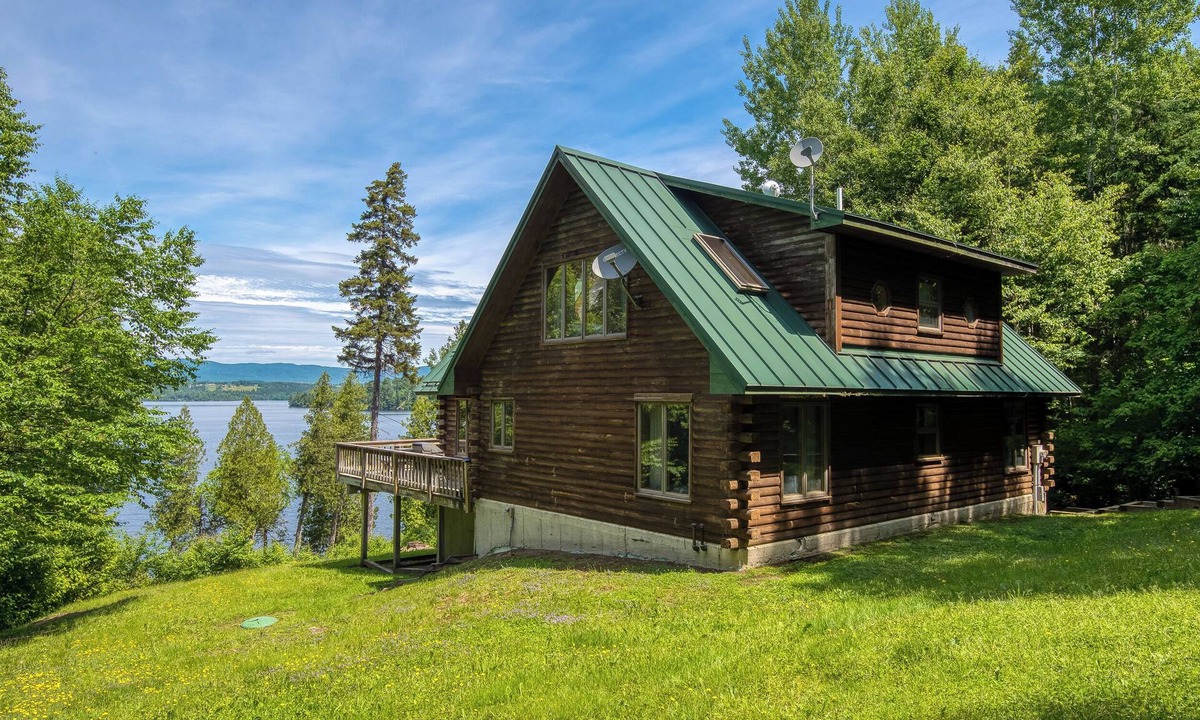 Rangeley Plantation House | 🐾Connaughton - Private log home along the South Shore of Rangeley Lake, dog friendly