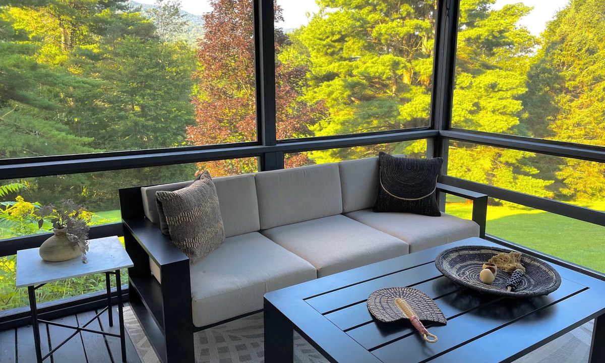 West Arlington House | Contemporary Cottage Renovated 3 acres Near Battenkill River, Skiing &Manchester