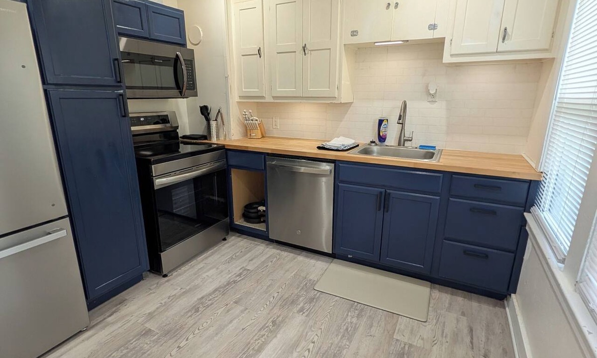 Auburn House | Contractor retreat, fast wifi and parking
