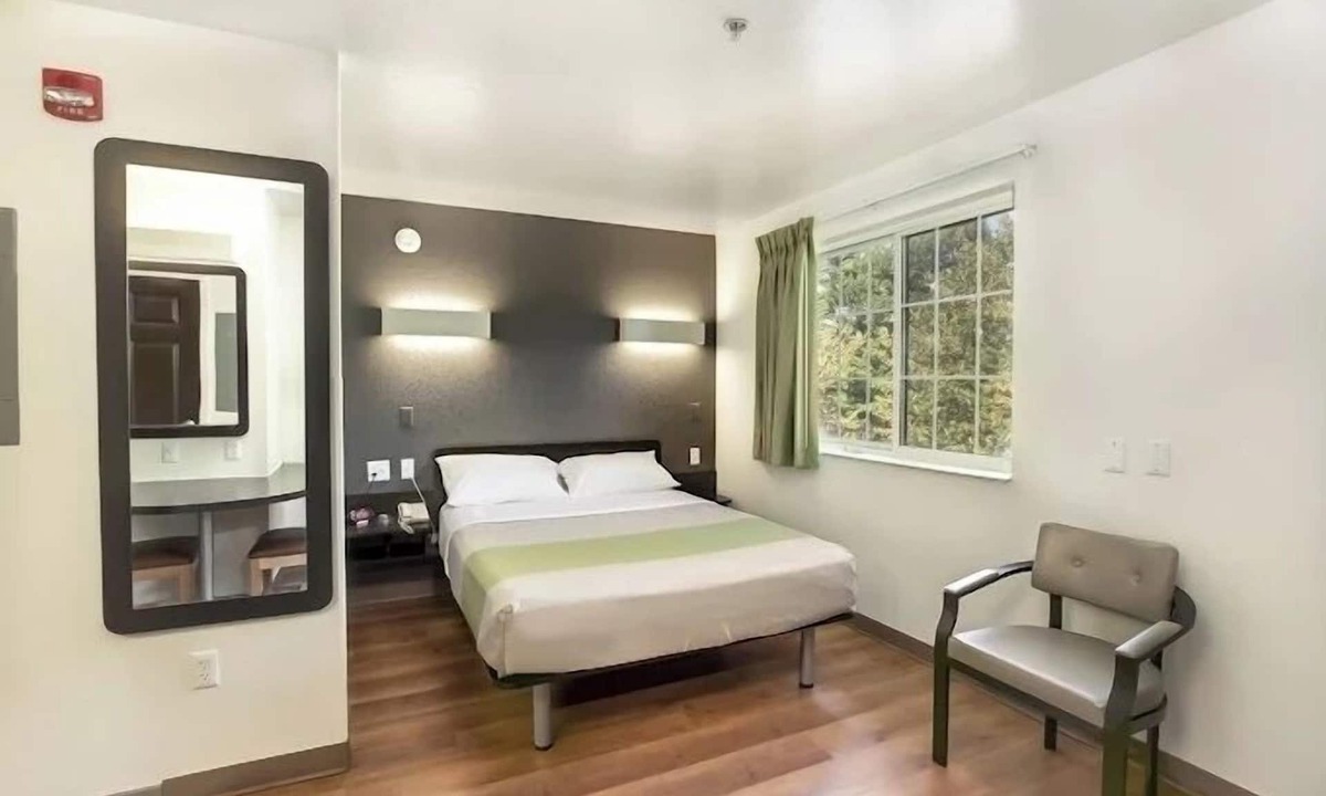 East Brunswick Hotel | Convenient Retreat Near New Brunswick