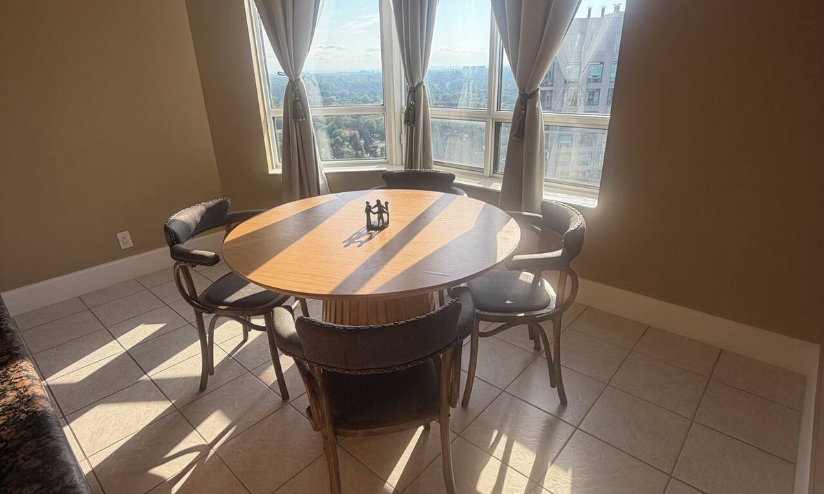 Willowdale Condo | Corner unit 3-bedroom, 3-bath condo with gym, pool, parking, and CN Tower view.