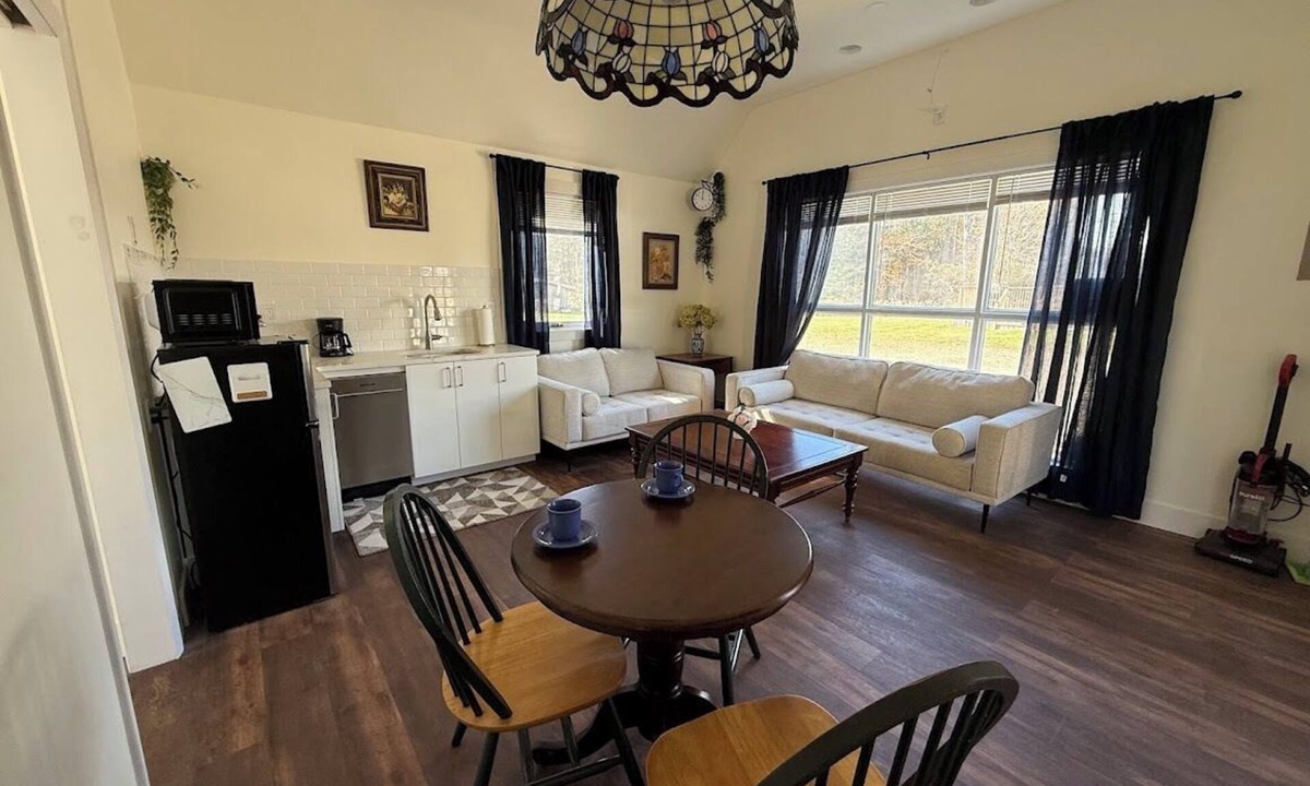 West Dover Cottage | Cosy Red Cottage in Private Village On VT-100 (5-min to Mount Snow)