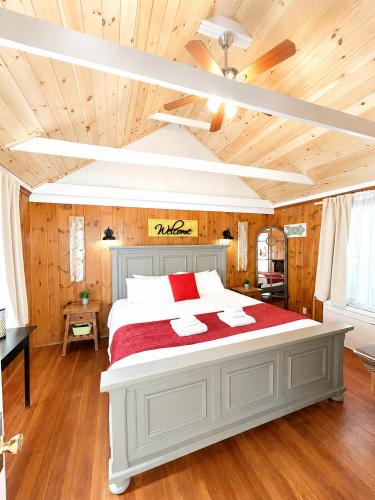 Wolfeboro Hotel | Cottage 12 - King Bed Child Loft w Twin Private Bath Kitchenette Pets Allowed Fee applies