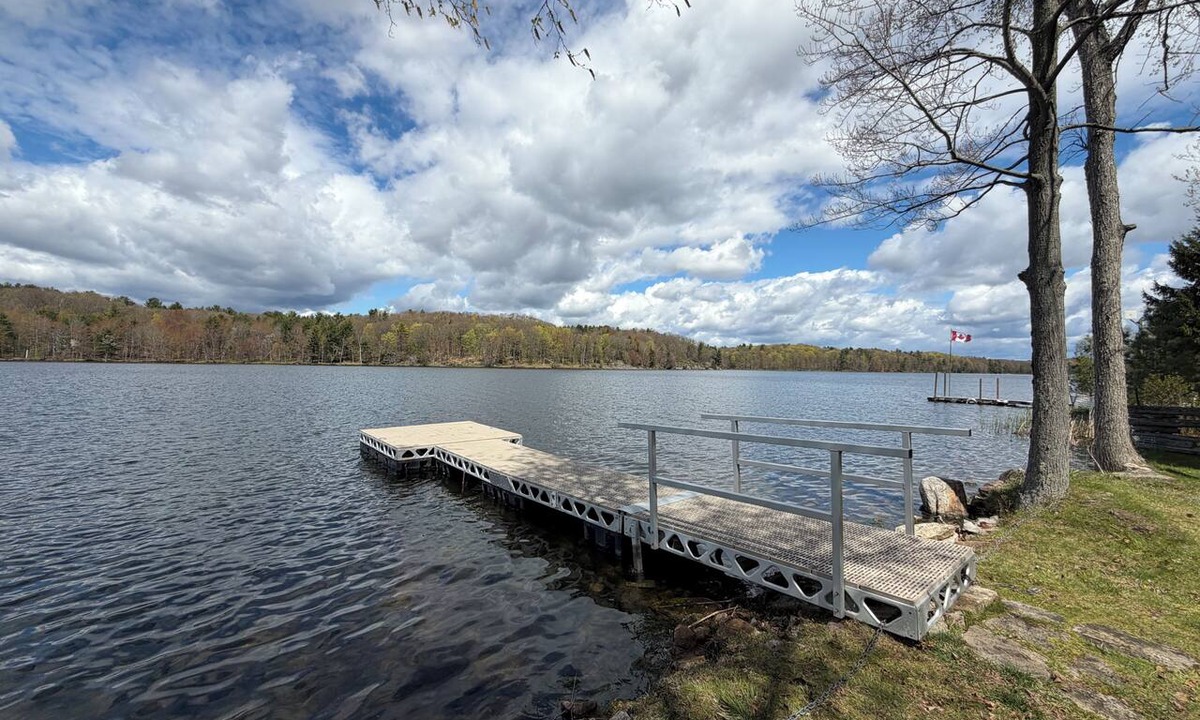 Front of Yonge Ski Chalet | Cottage waterfront