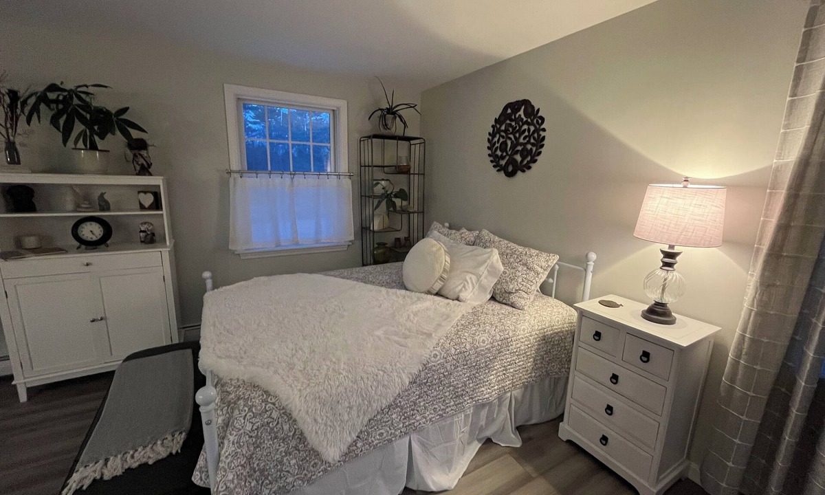 Biddeford Pool Apartment | Cozy 1-bdrm studio in beautiful Biddeford- Biddeford Pool. Minutes to beaches.