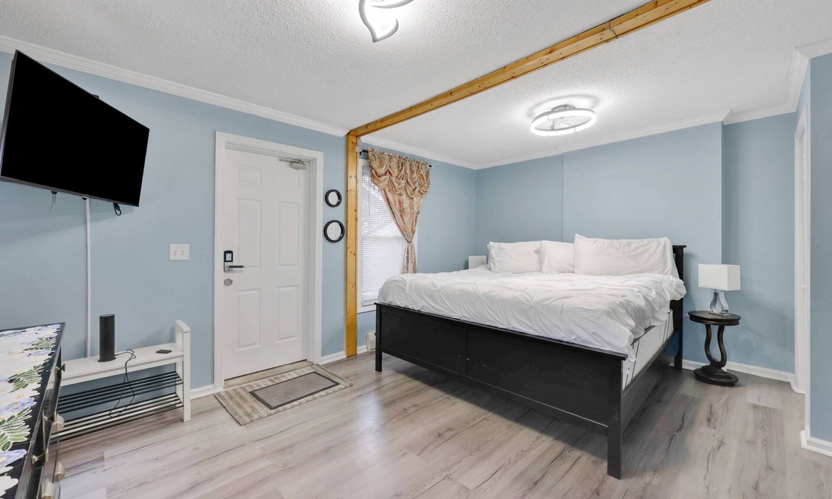 Asylum Hill Apartment | Cozy 1-bedroom apartment in gorgeous Hartford with AC