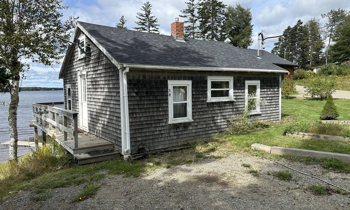 East Machias Cabin | Cozy 1 bedroom cabin a few steps from Gardner Lake