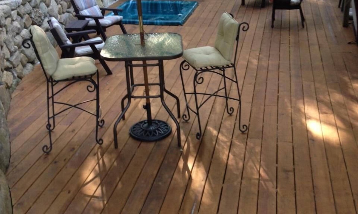 Tisbury Apartment | Cozy 1 bedroom, Hot Tub & Deck, .75 mile to town beach