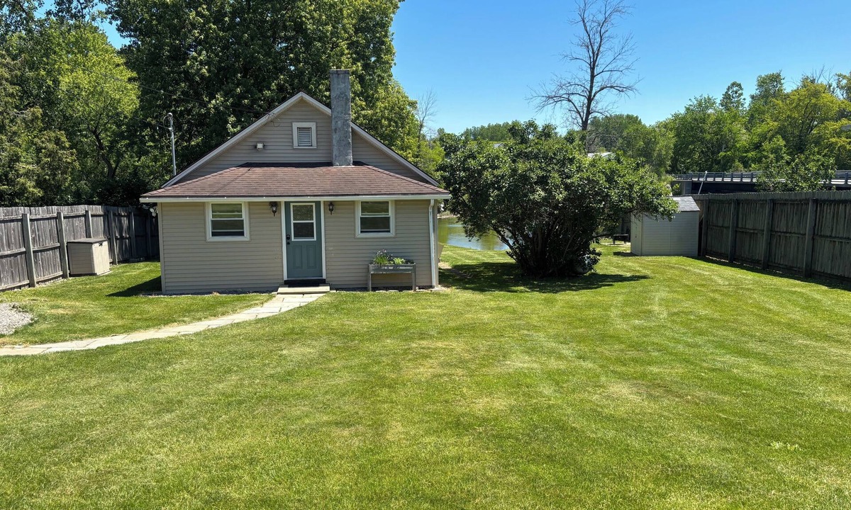 Town of Lysander House | Cozy 1-bedroom house in lovely Memphis with AC comfort right on the River.