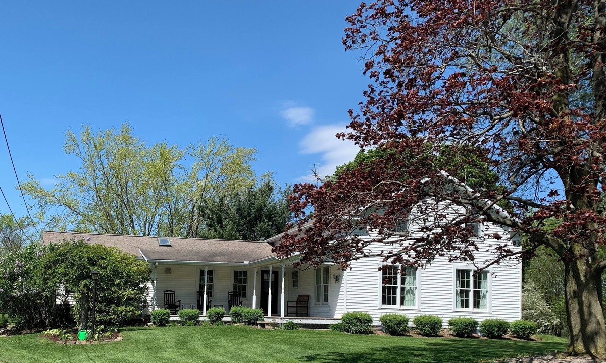 Madison House | Cozy 1814 farmhouse minutes to wineries, parks, golf and Lake Erie.