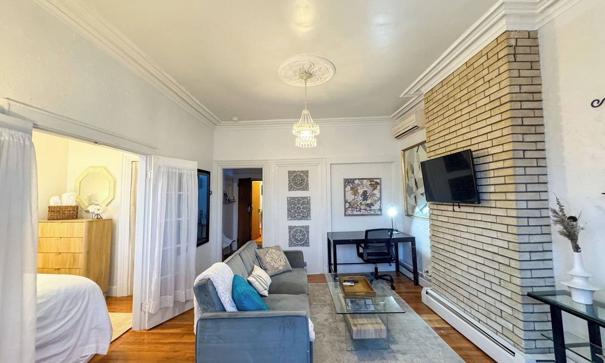 Emerson Gardens Apartment | Cozy 1Bed, 1Bath in Brookline