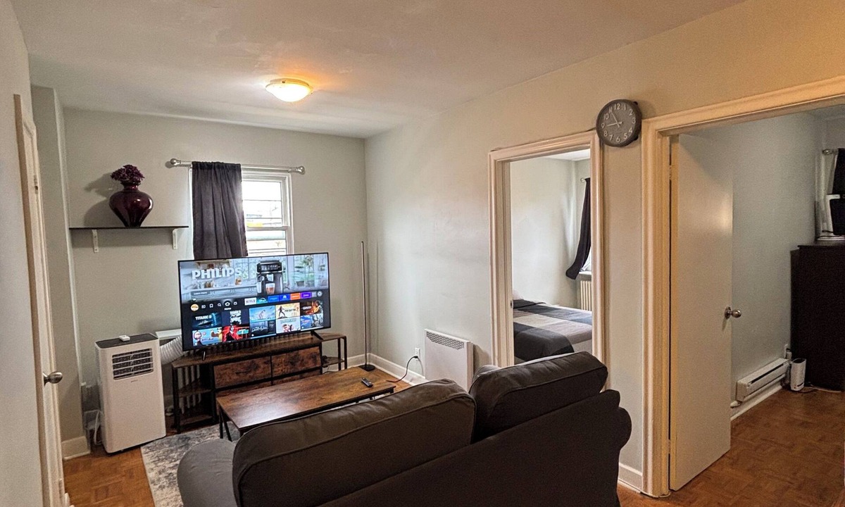 Old East York Apartment | Cozy 2 Bed 1 Bath Duplex Entire Apartment Unit in East York