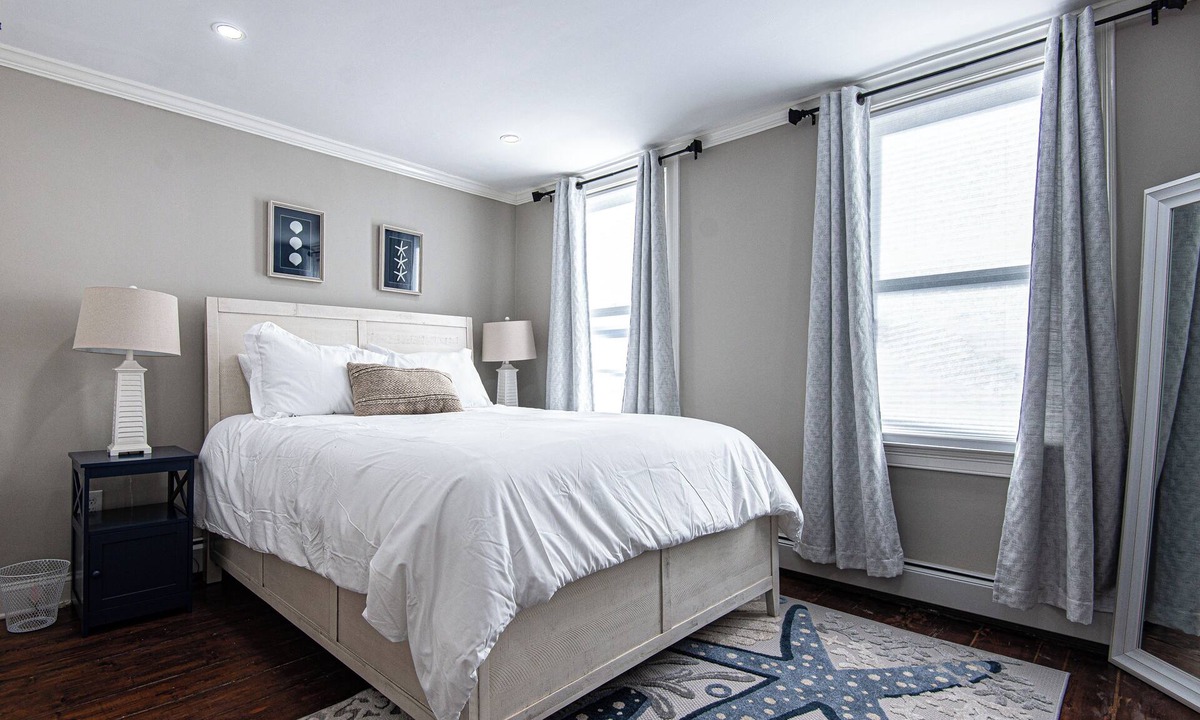 Newport Apartment | Cozy 2-bedroom apartment in Newport with WiFi, AC. 15% Off Monthly Bookings!