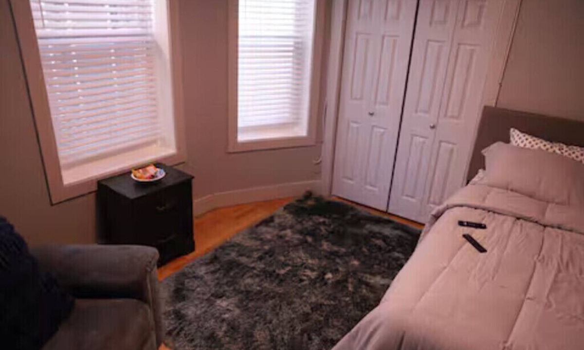 Forest Hill Apartment | Cozy 2-bedroom apartment in brilliant Newark with AC