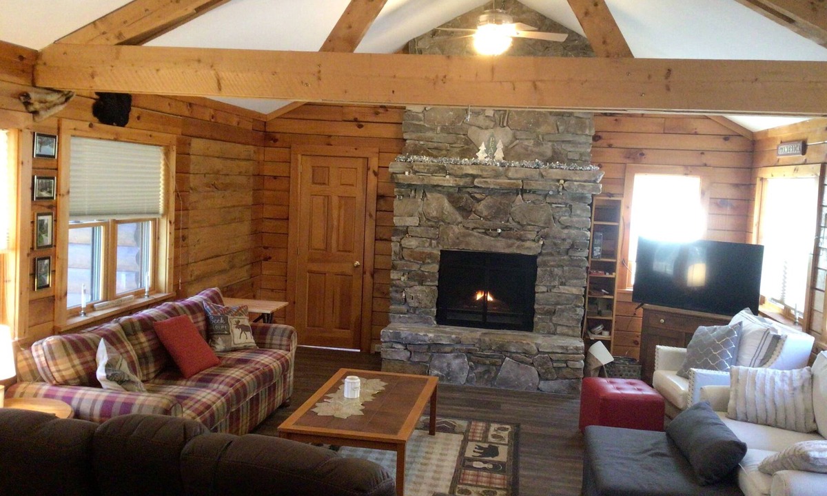 Wallingford Cabin | Cozy 2-bedroom cabin in lovely Wallingford with AC & outdoor hot tub
