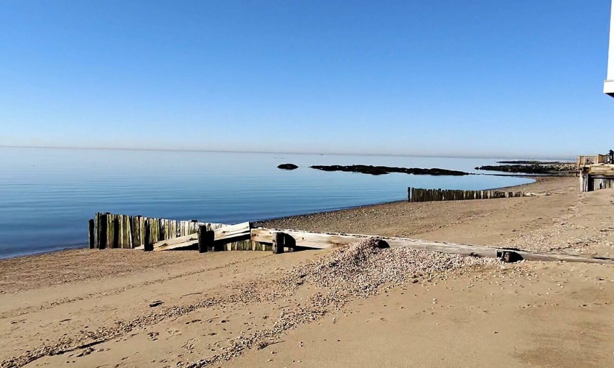 Momauguin House | Cozy 2-bedroom house sleeps 7, in charming East Haven Ct. with AC on the beach