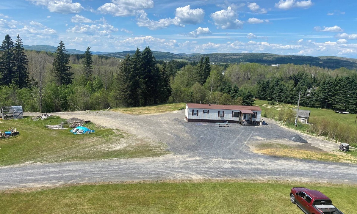 Saint David House | Cozy 2-bedroom mobile home in charming Madawaska with AC, WiFi