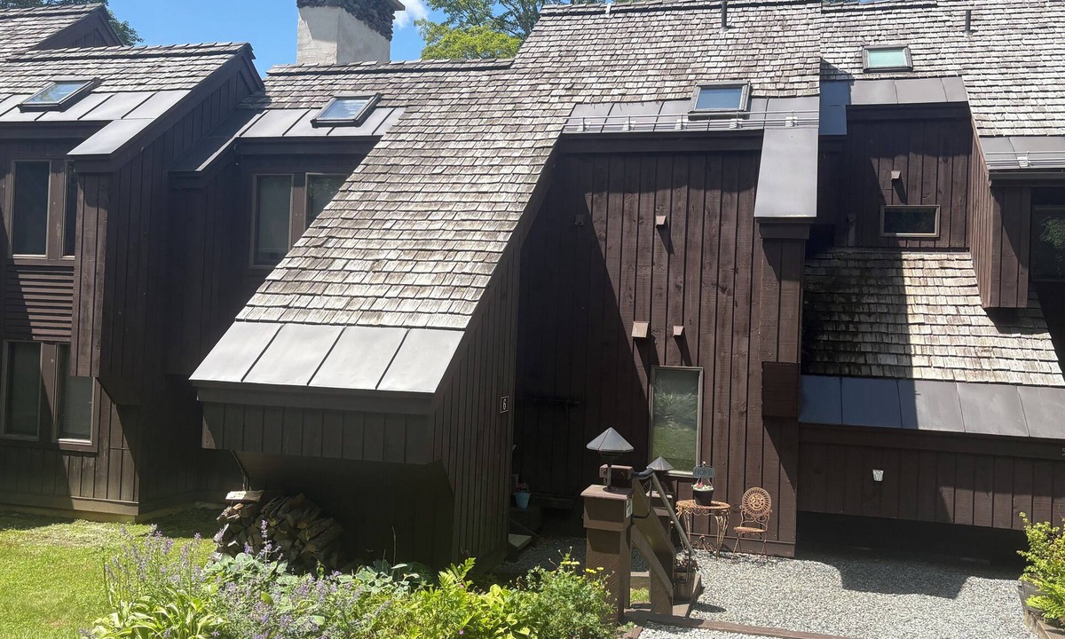 Plymouth Condo | Cozy 3-bedroom condo located in Plymouth, VT . 12 miles to Okemo mountain-