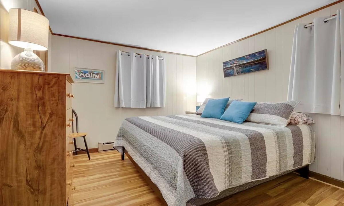 West Bridgton House | Cozy 3 bedroom home, next to pleasant mountain and Moose Pond.