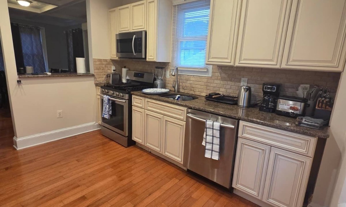 Irvington House | Cozy 3BR Apartment 10 Min to Newark Airport Free Parking