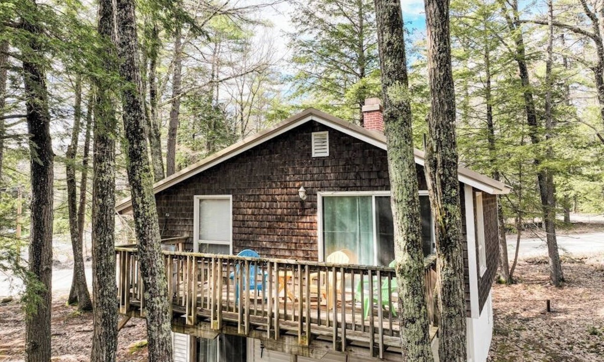 Bridgton House | Cozy 3BR home for outdoor enthusiasts, deck, pool, tennis, w/d, trails & BBQ