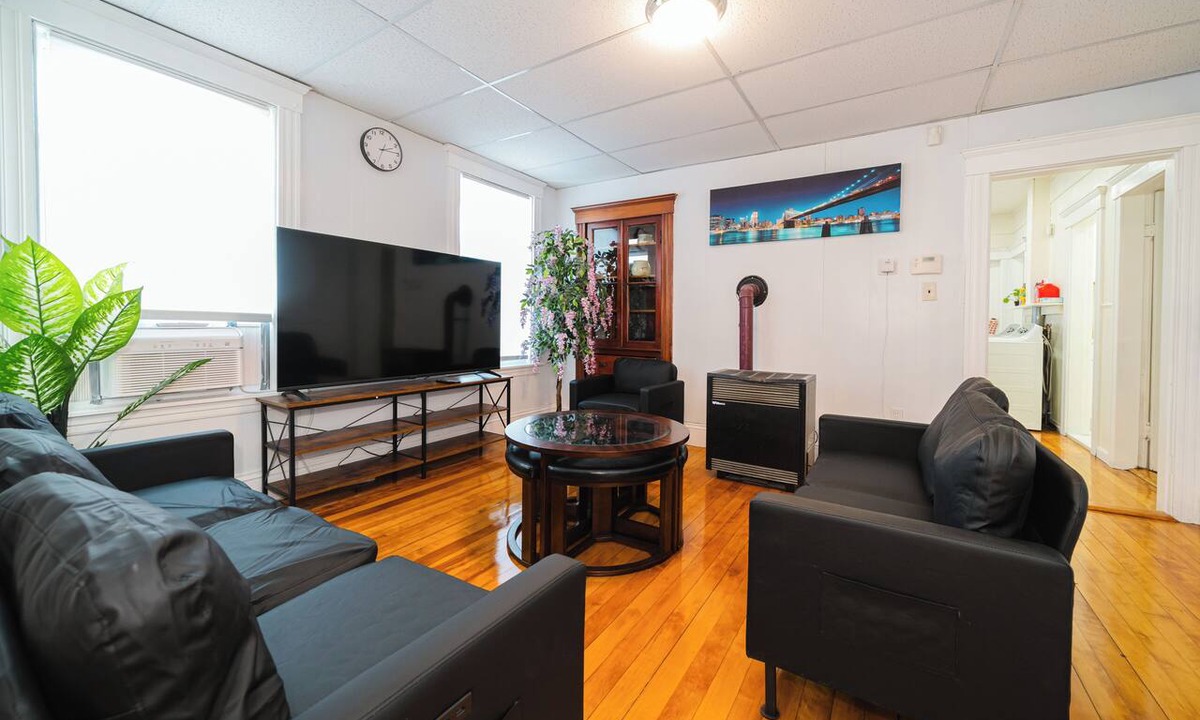 Worcester Apartment | Cozy 3BR Worcester Apt Pet-Friendly near Clark University & I-290 4/1