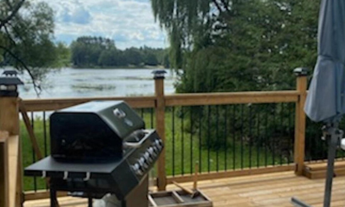 Omemee Cottage | Cozy 4 bed room waterfront Pigeon Lake Cottage