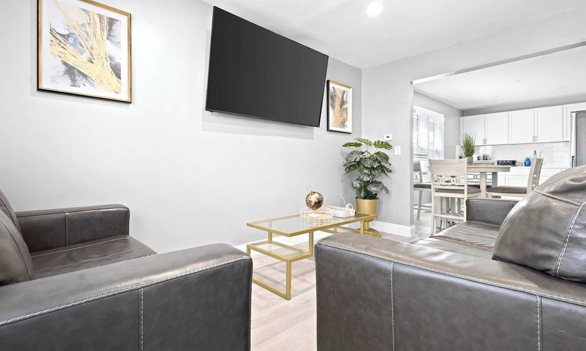 Downtown Niagara Falls House | Cozy 4BR 2BA House minutes from the falls