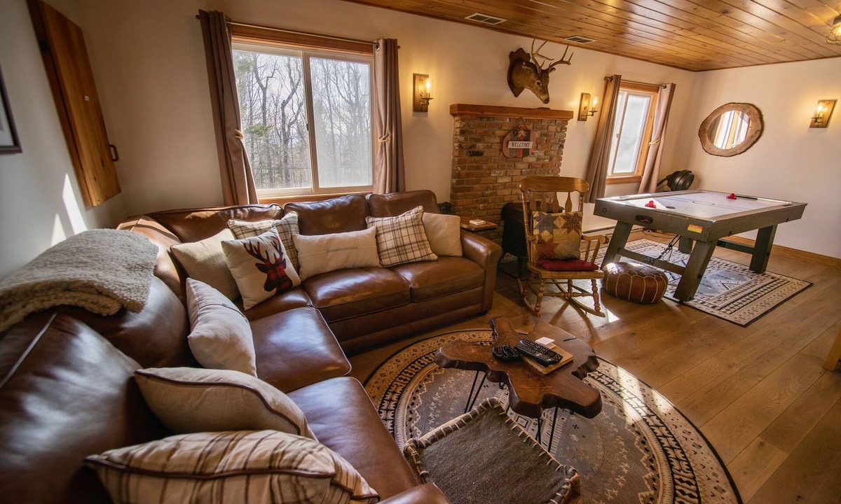 Wilmington House | Cozy 4BR Cabin with Fire Pit, hot tub, and Pools –15 mins to Mt Snow
