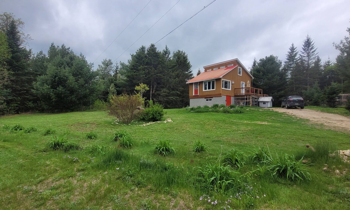 Mansfield-et-Pontefract Cottage | Cozy and private woodland cottage overlooking the hillside with river access