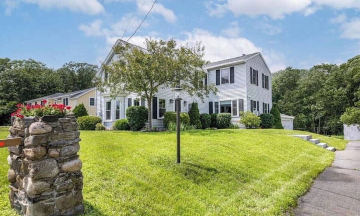 Scarborough House | Cozy All Season Beach House, only mins to Beaches, 12 mins to downtown Portland