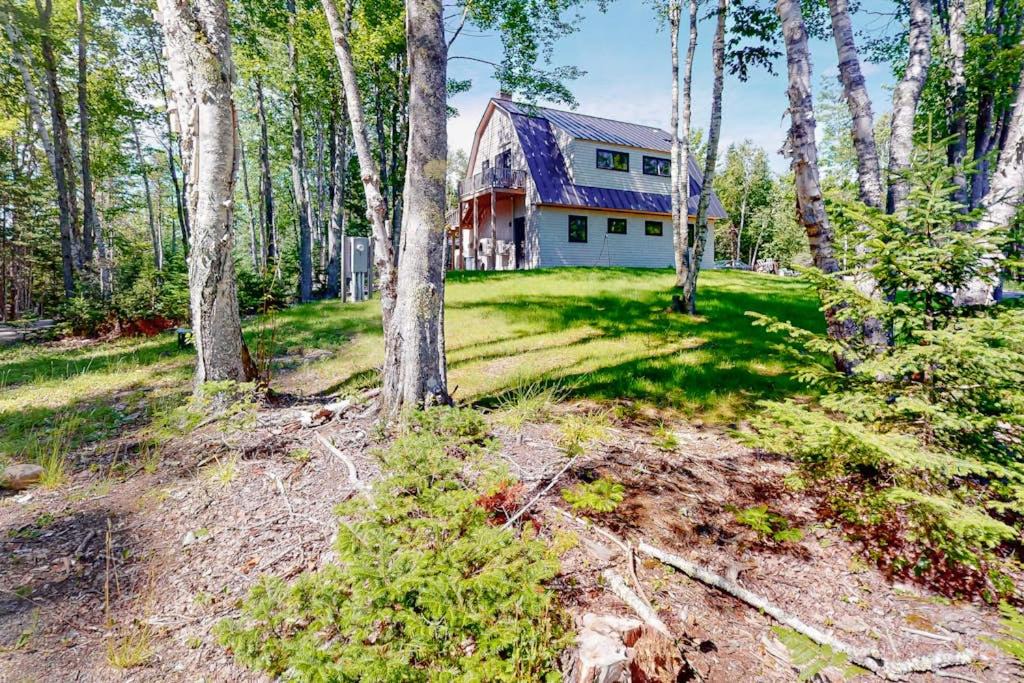 Lamoine House | Cozy and modern hideaway - walk to the beach - fast WiFi & washer/dryer