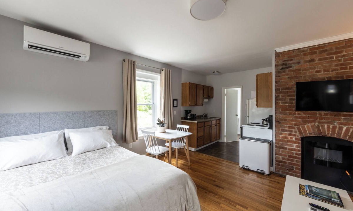 Beacon Apartment | Cozy Beacon Studio /creekiside walk to Main St/backyard with fire pit