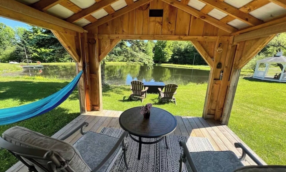 Meredith Cabin | Cozy “bed in a shed” cabin with WiFi and AC in charming East Meredith