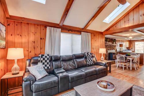 Alton House | Cozy Cabin, Fire Pit & Dock Option, Alton Bay