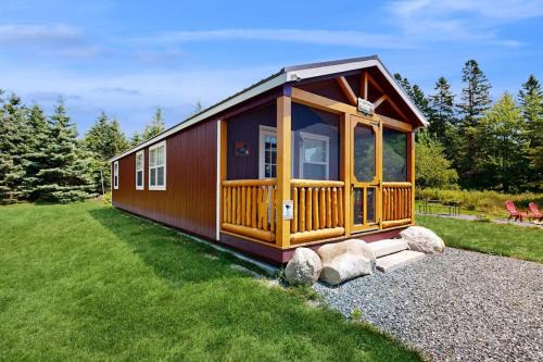 East Sullivan House | Cozy Cabin with Ocean and Mountain Views, Free Internet