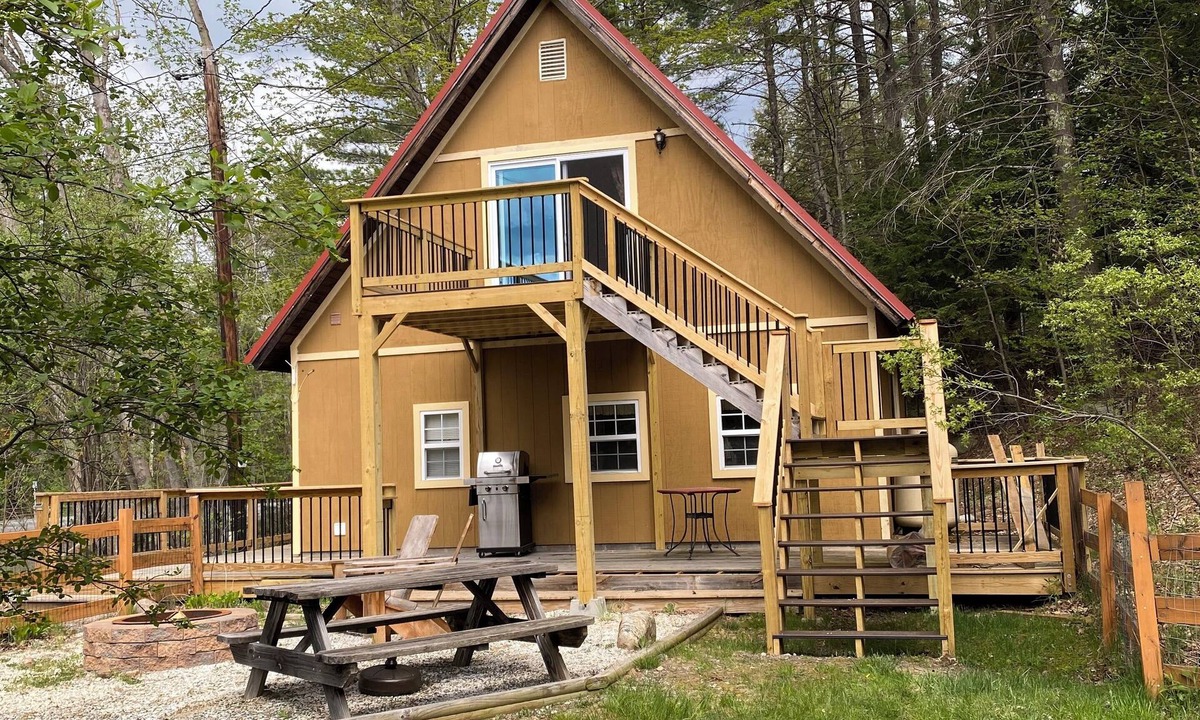 Keene Ski Chalet | Cozy chalet in adorable Keene with AC, WiFi