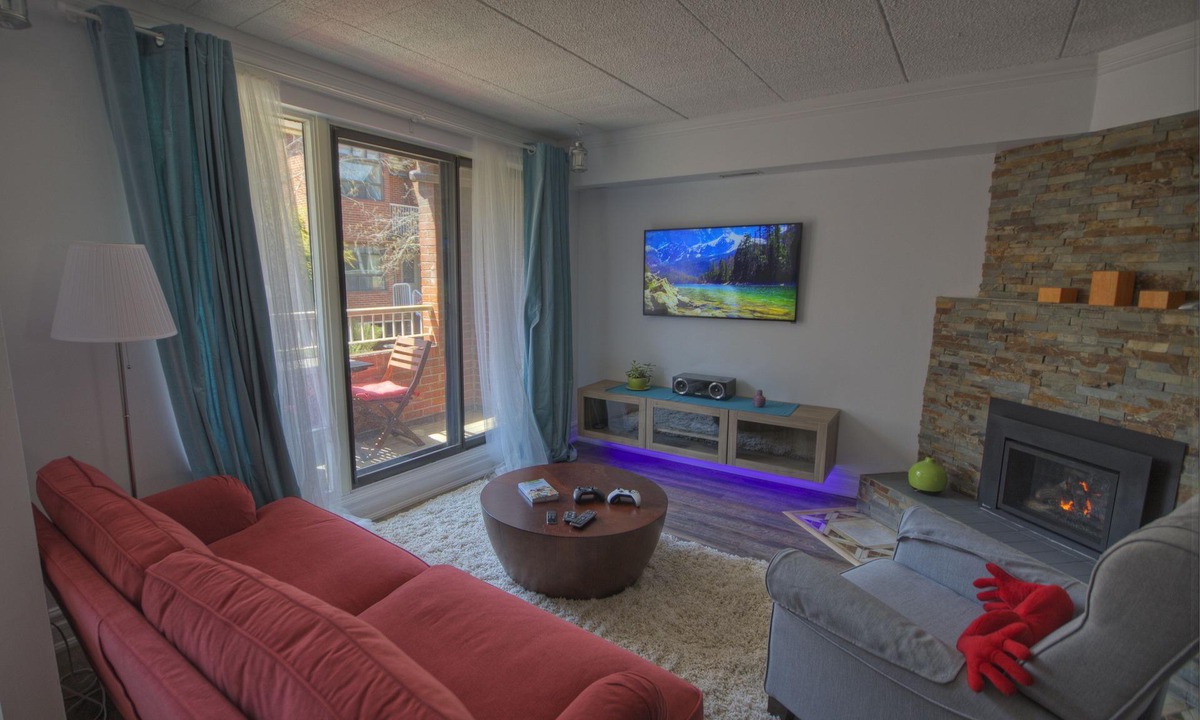 Garden District Apartment | Cozy Chalet w/a fireplace in a quiet courtyard