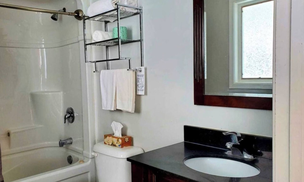 Colpoys Bay Apartment | Cozy Comfort Double Room 10 – Peninsula Motel, Minutes from Wiarton Waterfront
