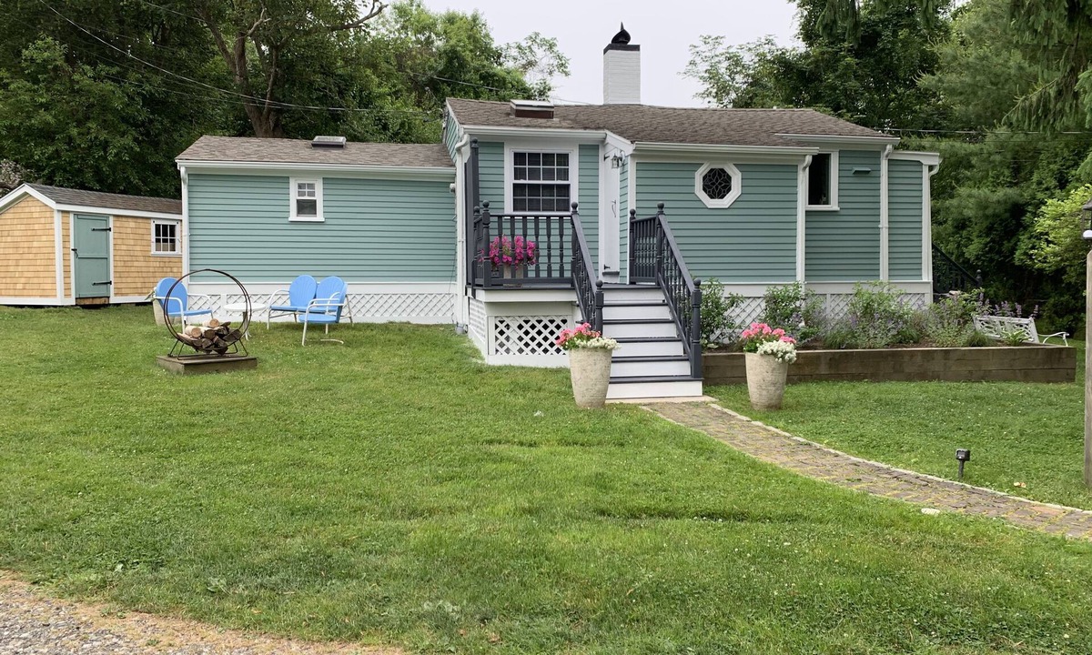 Middletown Cottage | Cozy Cottage 1.5 mi. To Third Beach.nnn
