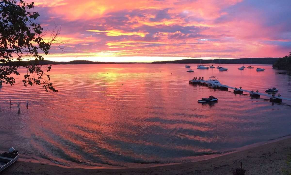 Colchester Cottage | Cozy cottage on beautiful sandy beach in Malletts Bay