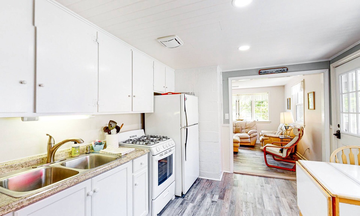 Mara Vista Cottage | Cozy cottage w/ private deck, yard & grill - walk to Great Pond & Bristol Beach