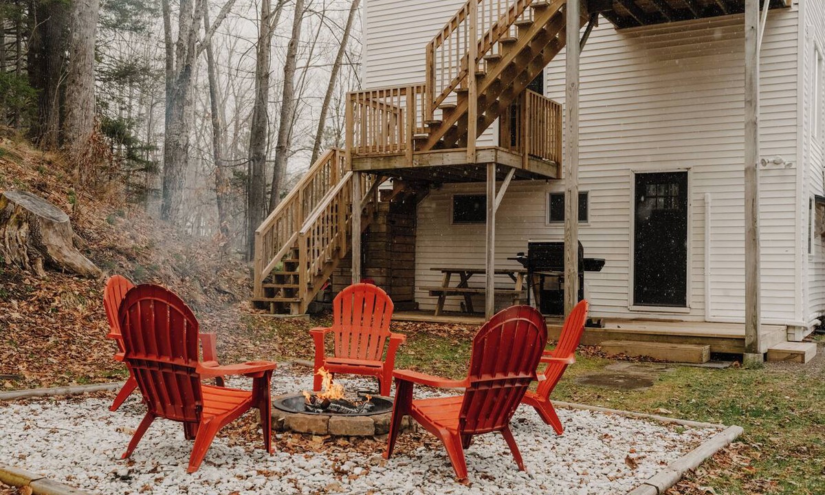 Haines Falls House | Cozy Creekside Retreat-Minutes to Hunter Mountain -Arcade, Fire Pit, BBQ