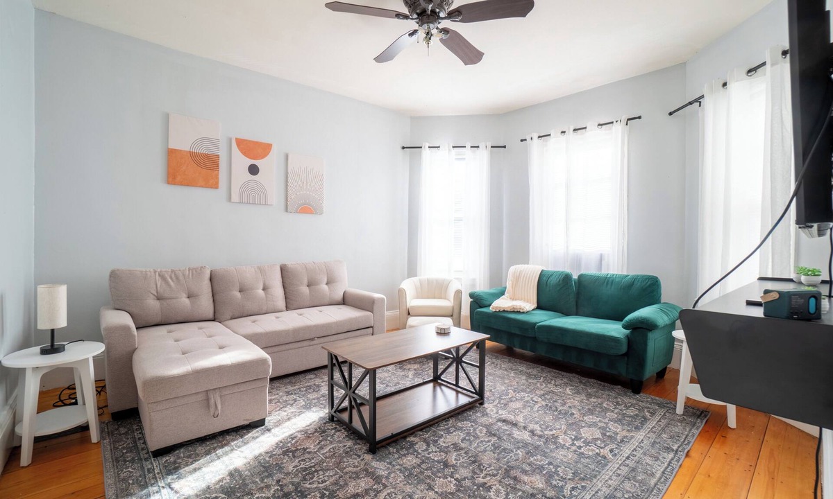 Spring Hill House | Cozy Davis SQ 4BDs/Free Parking/7 Min to Harvard & MIT/5 Min Walk-Train Station