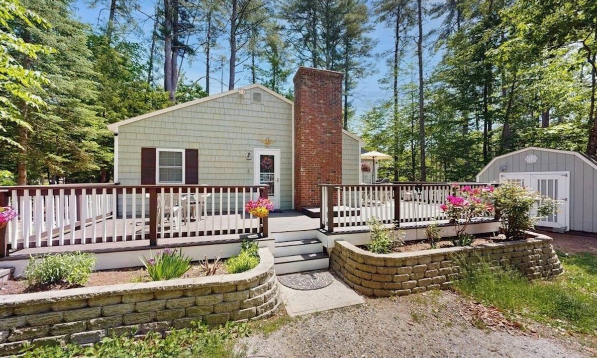 Moultonborough House | Cozy Dog Friendly Cottage w/large deck, firepit, partial a/c & walk to lake