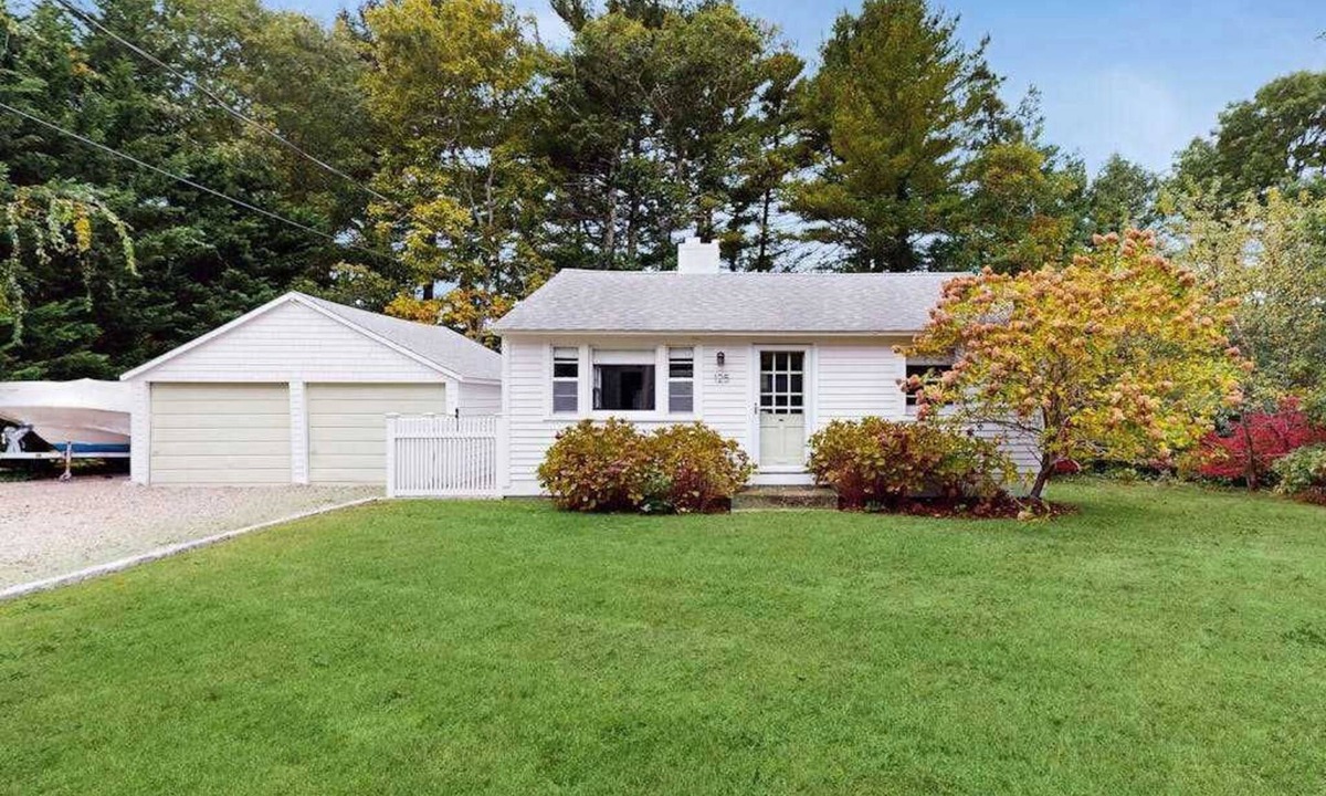 Cotuit House | Cozy dog friendly cottage: close to beaches & large fenced yard