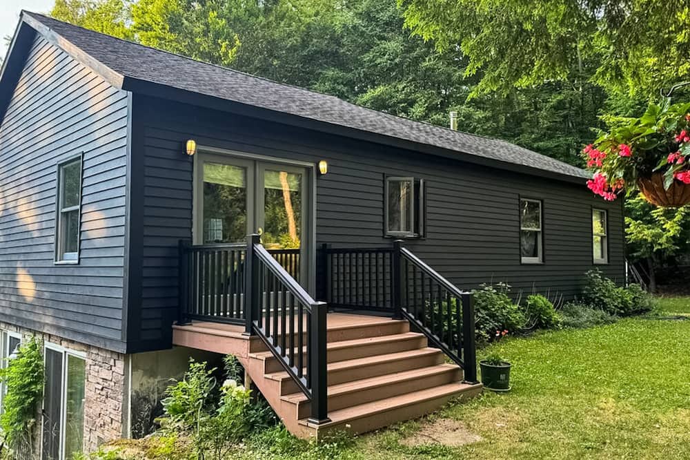 East Arlington House | Cozy dog-friendly home on 3 acres, pellet stove, deck, firepit, projector, w/d,