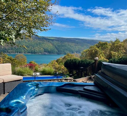 Moravia House | Cozy fall retreat with panoramic views & hot tub