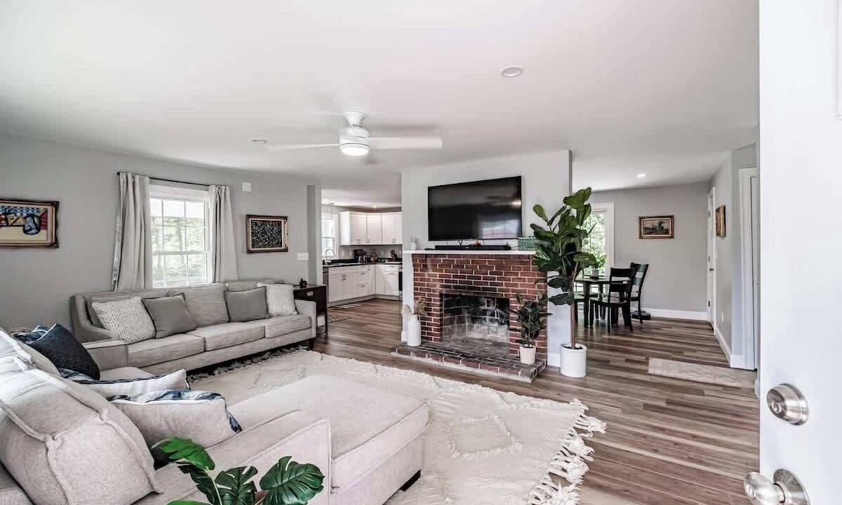 Raymond House | Cozy Family Home w/Beach Access