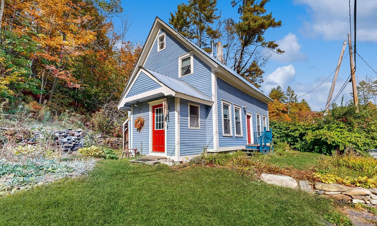 Chester House | Cozy farmhouse w/TV, wifi, w/d, dvd player, kitchen, board games